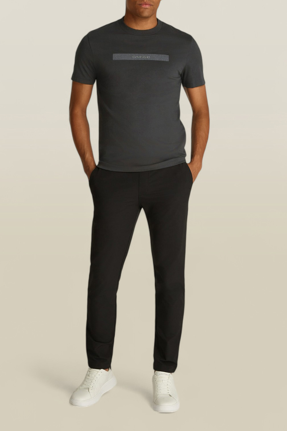 תמונת כל הלוק של חולצת טי